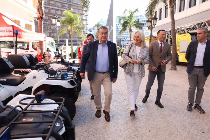 El consejero de la Presidencia, Interior, Diálogo Social y Simplificación Administrativa, Antonio Sanz, y la delegada de Gobierno de la Junta de Andalucía en Cádiz, Mercedes Colombo, inauguran la jornada. 