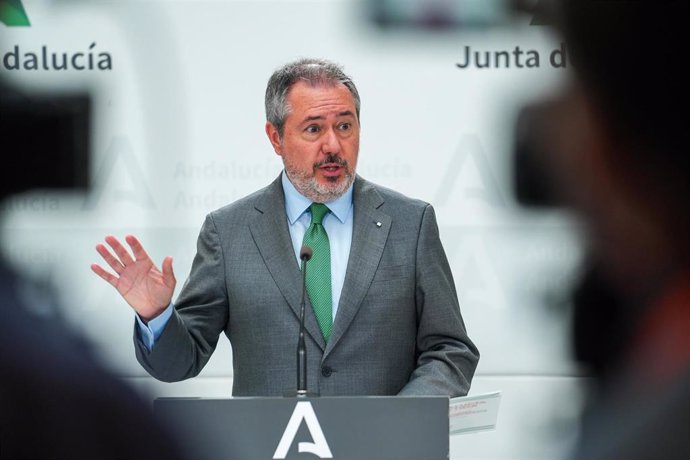 El secretario general del PSOE A, Juan Espadas atiende a los medios de comunicación tras la reunión con Juanma Moreno, a 23 de septiembre de 2024, en Sevilla, Andalucía (España). (Foto de archivo).