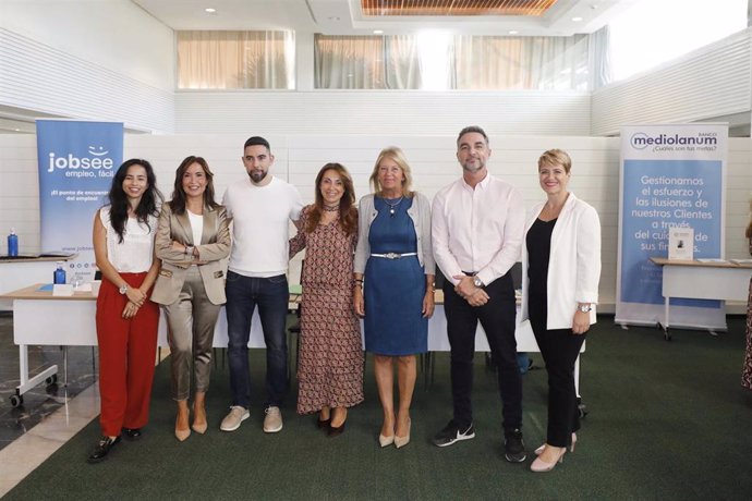 La alcaldesa, Ángeles Muñoz, ha inaugurado la jornada junto a la abogada local Marina Fernández, organizadora de la iniciativa