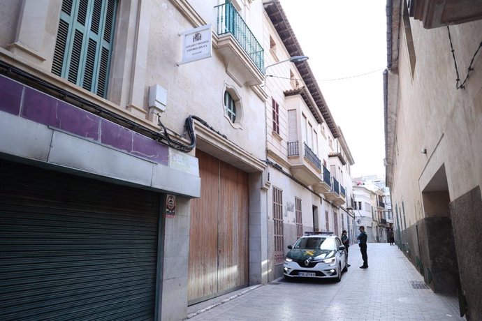 Un grupo de agentes de la Guardia Civil, esperan junto a un vehículo, a las afueras del los Juzgados de Manacor. 