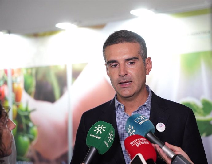 El consejero de Agricultura, Pesca, Agua y Desarrollo Rural, Ramón Fernández-Pacheco (c), atiende a los medios de comunicación durante su visita el expositor Agrotech en el congreso Al-Andalus Innovation Venture. (Foto de archivo).