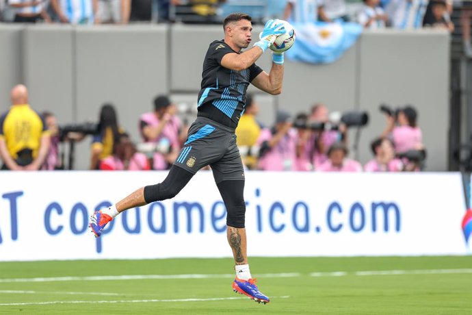 Archivo - 09 July 2024, US, East Rutherford: Argentina goalkeeper Emiliano Martinez warms up ahead of the CONMEBOL Copa America semi-final soccer match between Argentina and Canada at Metlife Stadium. Photo: Vanessa Carvalho/ZUMA Press Wire/dpa