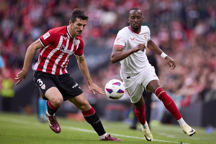 Archivo - Dani Vivian y Dodi Lukebakio en el Athletic Club-Sevilla FC de la pasada temporada en San Mamés