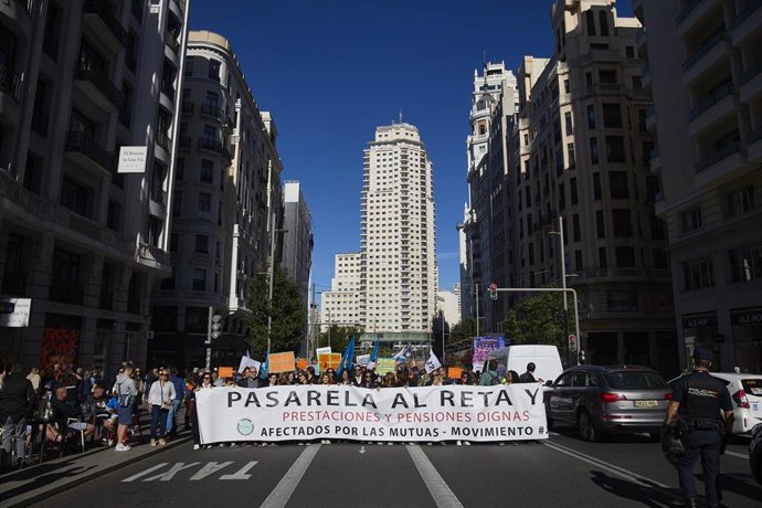 Varias personas durante una manifestación de abogados afectados por la mutualidad, a 28 de septiembre de 2024, en Madrid (España).