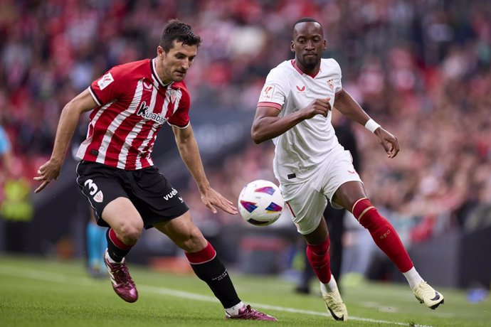 Archivo - Daniel Vivian of Athletic Club competes for the ball with Dodi Lukebakio of Sevilla FC during the LaLiga EA Sports match between Athletic Club and Sevilla FC at San Mames on May 19, 2024, in Bilbao, Spain.