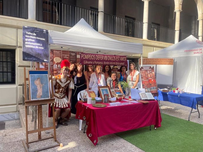 Taller de escritura romana: grafitos pompeyanos y tablillas de cera. Departamento de Filología Clásica.