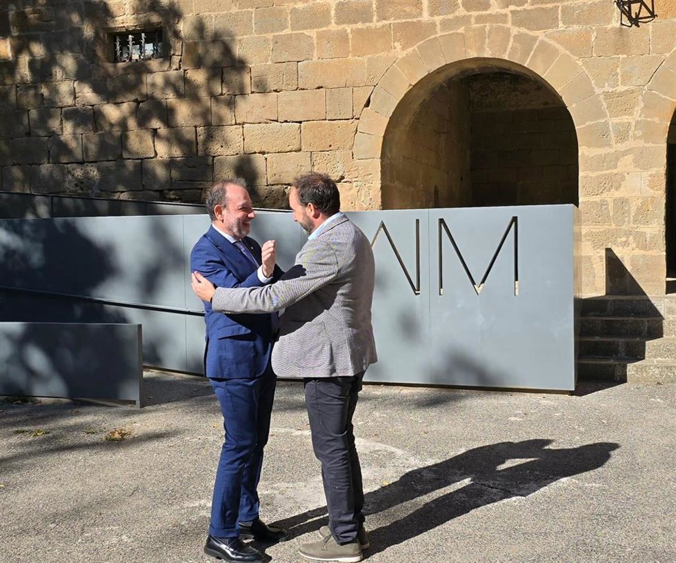 El conseller de Justicia y Calidad Democrática de la Generalitat, Ramon Espadaler, con el presidente de la Associació de Micropobles de Catalunya (AMC), Joan Sol