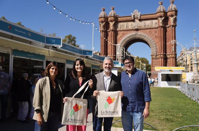 Visita del alcalde Jaume Collboni a la Setmana del Llibre en Català en el Passeig Lluís Companys de Barcelona, a 28 de septiembre de 2024