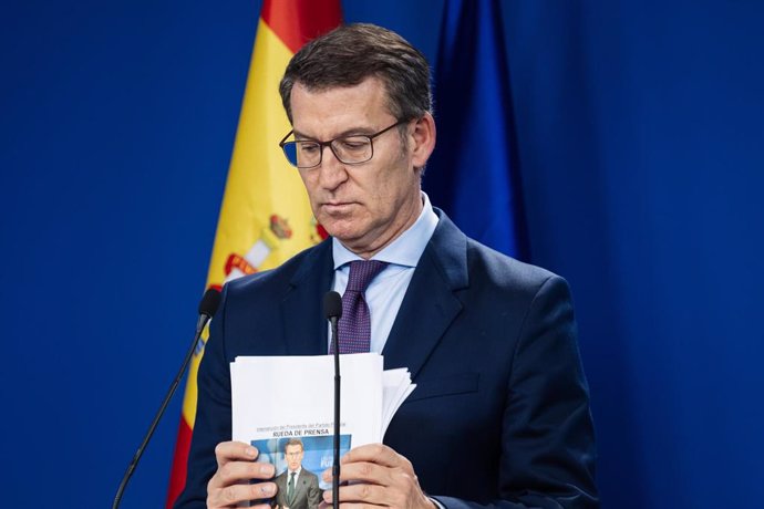 Archivo - El líder del PP, Alberto Núñez Feijóo, durante una rueda de prensa, en la sede del partido en la calle Génova, a 11 de enero de 2024, en Madrid (España). 