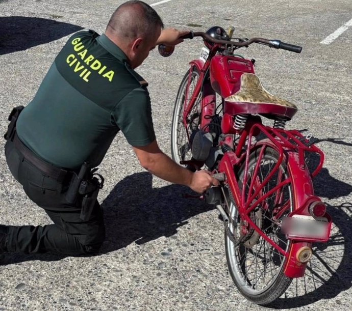 Motocicleta histórica recuperada por la Guardia Civil en Binéfar