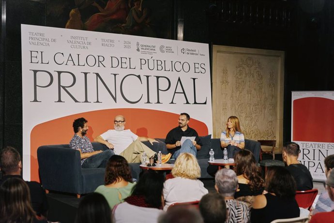 El actor Javier Cámara, el dramaturgo Pablo Remón, el periodista Carlos Garsán y la directora adjunta de Artes Escénicas del IVC, Maria José Mora, en una entrevista abierta al público en el Teatro Principal sobre el espectáculo Vania x Vania.