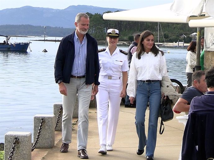 LOS REYES, DON FELIPE VI Y DOÑA LETIZIA, JUNTO CON LA PRINCESA LEONOR