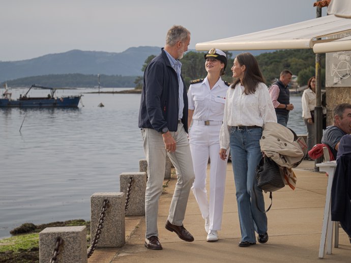 LOS REYES, DON FELIPE VI Y DOÑA LETIZIA, JUNTO CON LA PRINCESA LEONOR