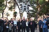 Foto: Natalia Chueca inaugura la escultura a Héroes del Silencio en un emotivo homenaje en la plaza Albert Schweitzer