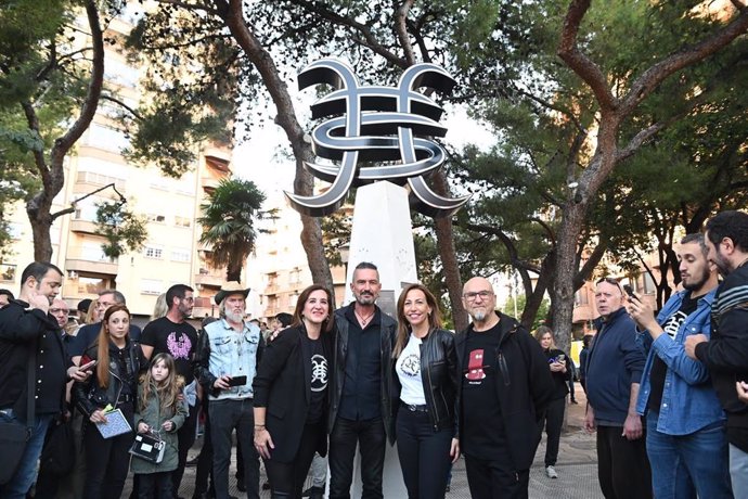 La alcaldesa Natalia Chuesca, la consejera municipal de Educación, Cultura y Turismo, Sara Fernández, el músico JOaquín Cardiel, y el artista José Miguel Fuertes, en la inauguración de la escultura dedicada a Héroes del Silencio en Zaragoza.