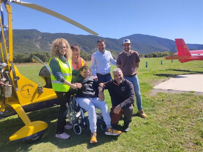 El alcalde Enrique Pueyo y el presidente comarcal José Manuel Bielsa junto a Rafael García, gerente de Girolibre y uno de los usuarios del centro de Valentia.