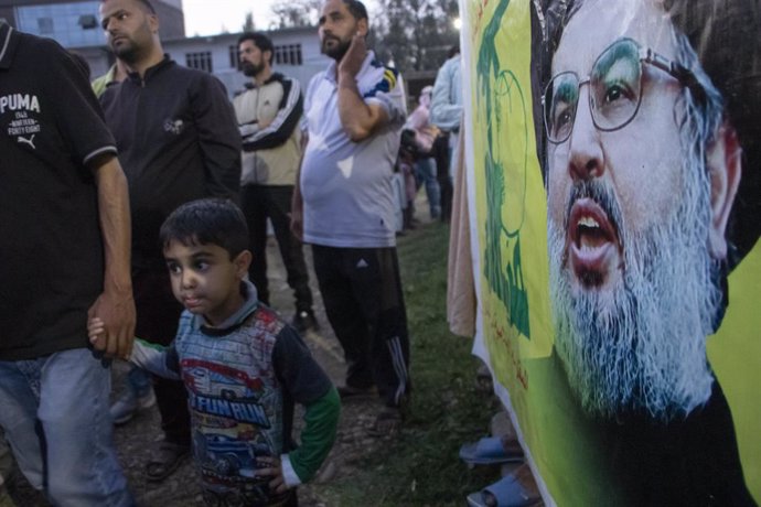 September 28, 2024, Srinagar, Jammu And Kashmir, India: Kashmiri Shia Muslims carrying Nasrallah's poster and chanting slogans following Hezbollah's statement after Hezbollah Secretary General Hassan Nasrallah was killed yesterday in Israeli airstrikes in