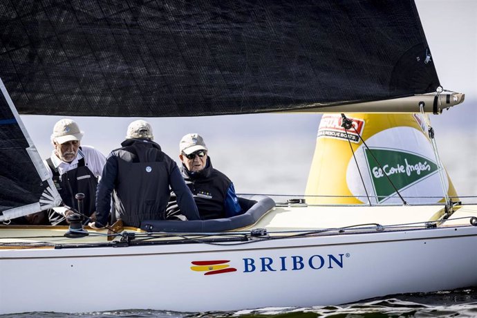 Dos centenares de barcos llenan la ría de Pontevedra en la Regata Rey Juan Carlos - El Corte Inglés Máster