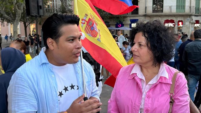 La directora general de Relaciones Institucionales y con el Parlament, Xesca Ramis, presente en la concentración de la comunidad venezolana por la libertad