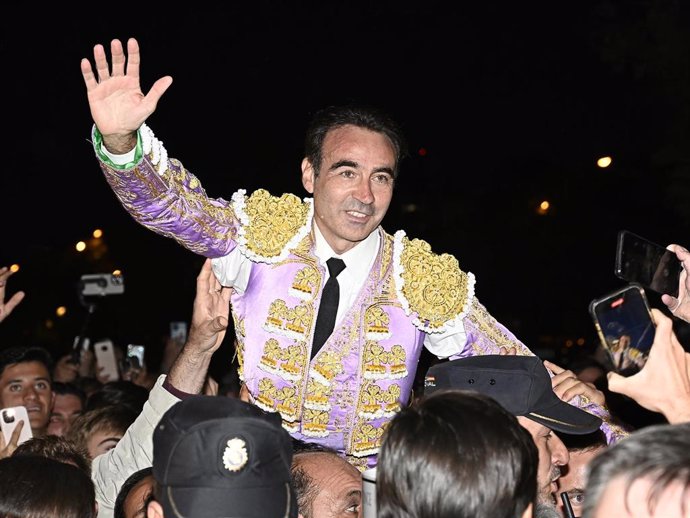 Enrique Ponce sale por la puerta grande en la plaza de toros de las Ventas donde se ha despedido de los ruedos, a 28 de septiembre de 2024, en Madrid (España)    Francisco Guerra / Europa Press TOROS;PLAZA;CORRIDA 28/9/2024