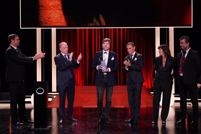 El director Albert Serra (c) recibe la Concha de Oro a Mejor Película, por 'Tardes de Soledad', durante la Gala de clausura del Festival de San Sebastián, en el Palacio de Congresos Kursaal, a 28 de septiembre de 2024, en San Sebastián, Guipúzcoa, País 