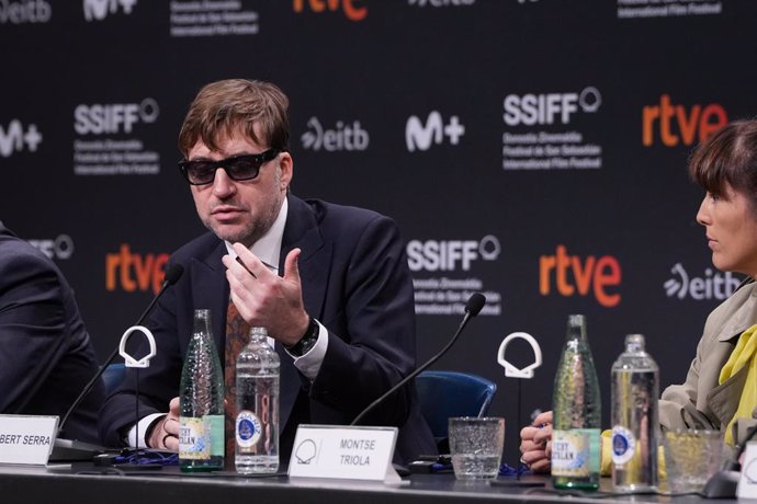 El director Albert Serra durante la rueda de prensa del documental ‘Tardes de soledad’, en el Festival de Cine de San Sebastián, a 23 de septiembre de 2024, en San Sebastián, Guipúzcoa, País Vasco (España). El filme, dirigido por Albert Serra, narra la vi