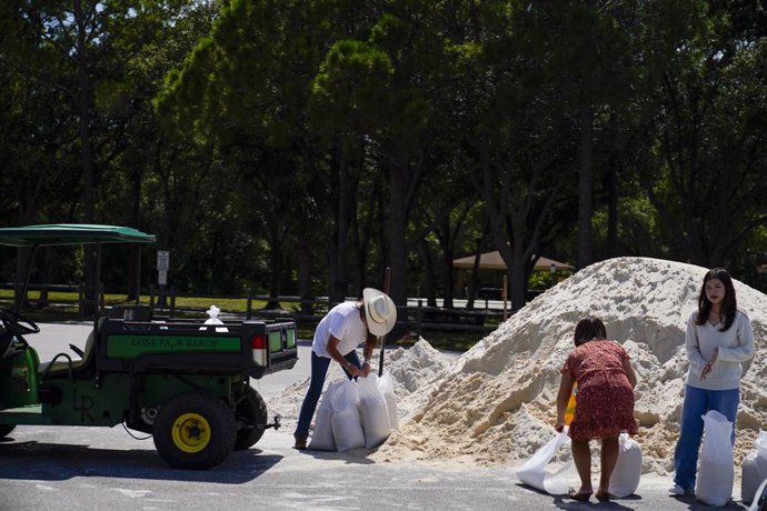 Archivo - August 28, 2023, Pinellas Park, Florida, USA: Pinellas Park residents prepare sandbags at Helen S. Howarth Community Park, in preparation for Tropical Storm Idalia, soon expected to become a major hurricane and aiming for Florida's Gulf Coast la