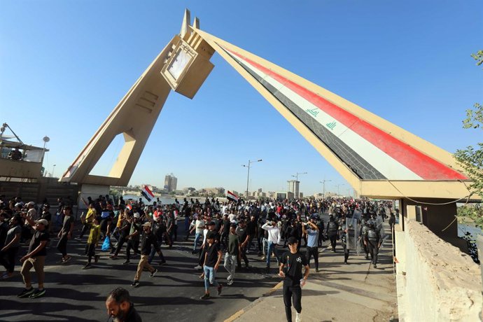 Archivo - BAGHDAD, July 28, 2022  -- Followers of Shiite cleric Moqtada al-Sadr head towards the heavily fortified Green Zone in Baghdad, Iraq, July 27, 2022.   Hundreds of followers of Shiite cleric Moqtada al-Sadr on Wednesday broke into the Iraqi parli