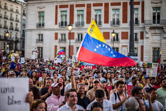 Archivo - August 3, 2024, Madrid, Spain: A protester holds a Venezuelan flag, during a protest in Puerta del Sol square, to demand the presidency of Edmundo Gonzalez as president of Venezuela. The Venezuelan community living in Madrid called for a protest