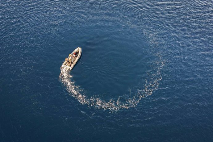 Archivo - May 4, 2024 - Naval Detachment Oyster Bay, Philippines - Sailors operate a 7-meter rigid-hulled inflatable boat while conducting waterborne operations with amphibious combat vehicles in support of Exercise Balikatan 24 with the amphibious dock l