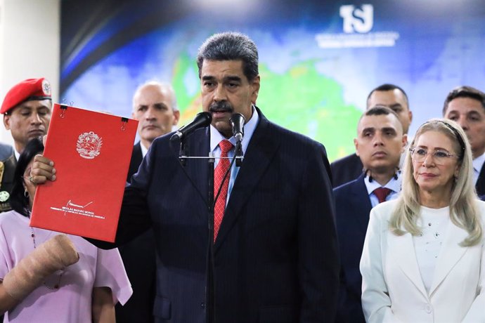 Archivo - HANDOUT - 31 July 2024, Venezuela, Caracas: Venezuela's President Nicolas Maduro (C) shows the documents of a complaint he filed with the Supreme Court three days after the disputed presidential election. Photo: Jhonn Zerpa/Prensa  Miraflores/dp