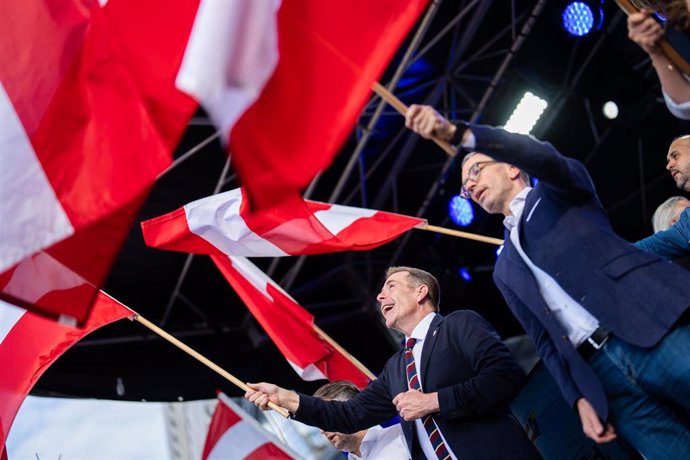 Archivo - El principal candidato del FPO, Harald Vilimsky, y el presidente del partido, Herbert Kickl, durante un acto de campaña en Viena