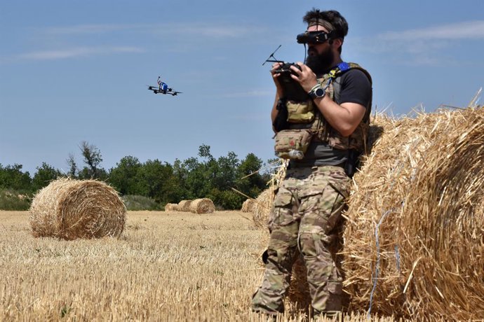 Archivo - July 29, 2024, Zaporizhzhia, Ukraine: A drone operator of the 15th Brigade (Kara-Dag) of the National Guard of Ukraine seen with a FPV (first-person view) kamikaze drone on a wheat field after a military training exercise. The mass use of FPV 