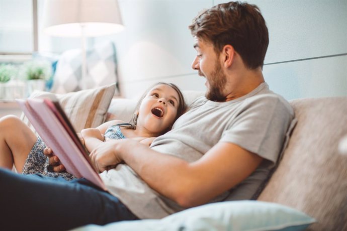 Archivo - Lectura compartida, padre e hija