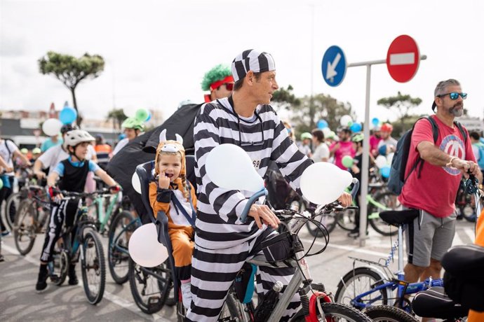 Más de mil isleños se reunen este domingo en Bahía Sur para participar en el Día de la Bicicleta.