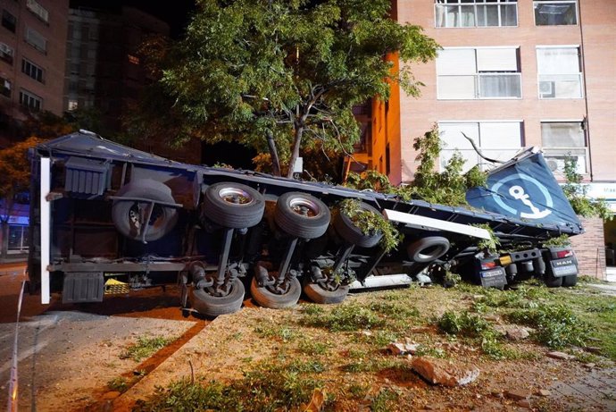 Un camión empotrado contra un edificio tras un accidente con múltiples vehículos implicados en la ciudad de Lleida