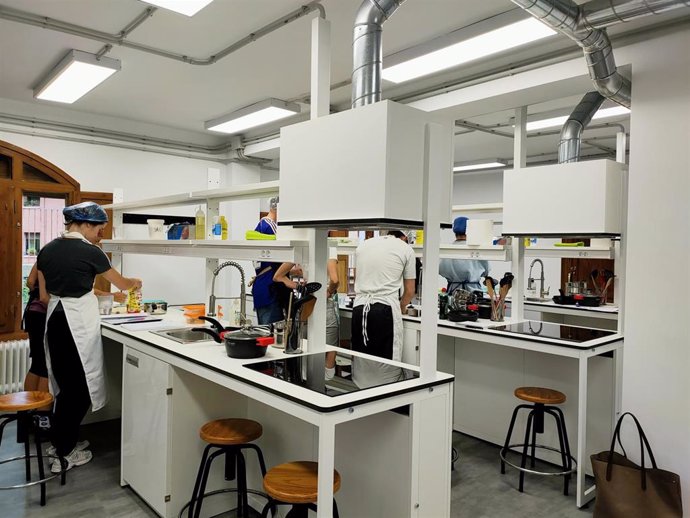 Estudiantes en el estreno de las nuevas instalaciones de cocina del grado de Nutrición y Dietética del Campus de Huesca