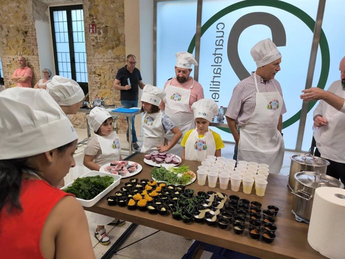 Una veintena de abuelos cocinan con sus nietos recetas tradicionales en la 'Semana del Mayor'