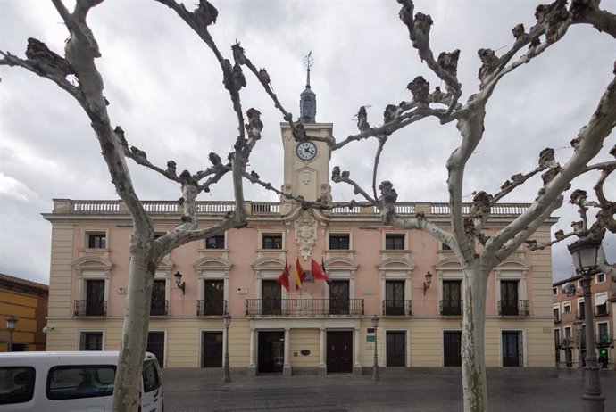 Archivo - Fachada del Ayuntamiento de Alcalá de Henares.