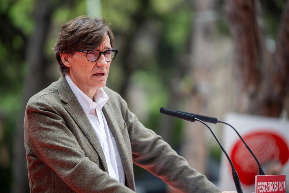 Archivo - El presidente de la Generalitat, Salvador Illa, durante la Festa de la Rosa del PSC, en Gav (Catalunya) , a 22 de septiembre de 2024