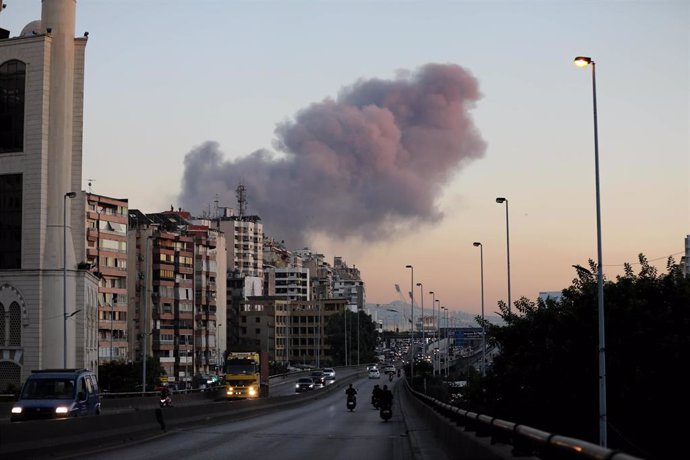 Columna de humo en la capital de Líbano, Beirut, tras un ataque de Israel