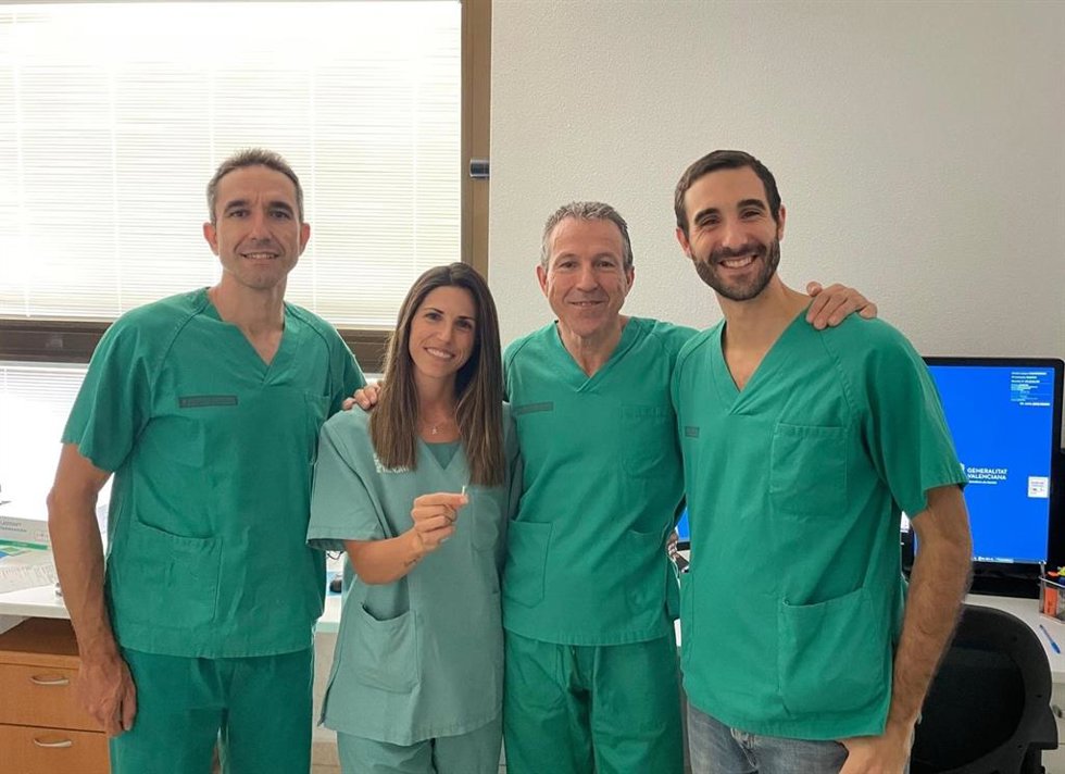 El Servicio de Cardiología del Hospital General Universitario de Elche implanta por primera vez un marcapasos sin cables en una paciente con un trastorno grave del ritmo cardíaco