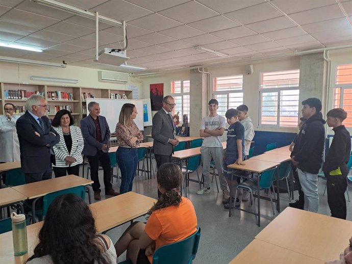 El consejero de Educación y Formación Profesional, Víctor Marín, durante una visita al IES Sabina Mora de Roldán (Torre Pacheco), donde se lleva a cabo el programa 'Referen-T'