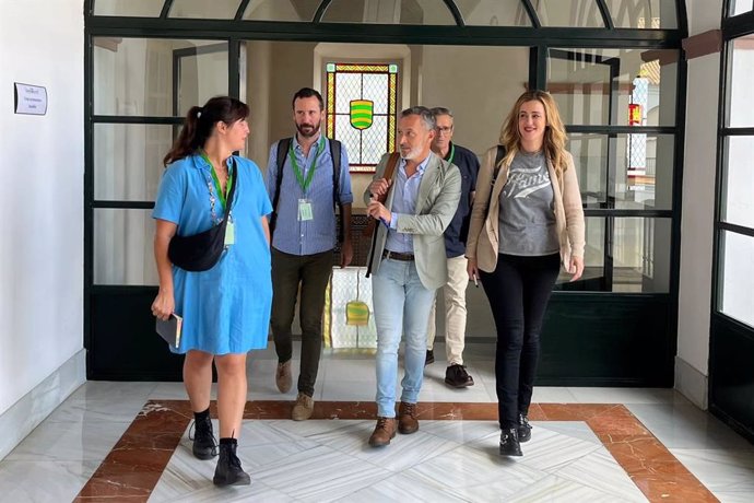 El PSOE-A advierte de la situación de "abandono" del sector de la danza en Andalucía a través de su portavoz de Cultura en el Parlamento, Rafael Recio, y de su secretaria de Cultura, Raquel Vega.