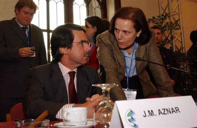 La exministra y excomisaria europea Loyola de Palacio, charlando con el presidente José María Aznar