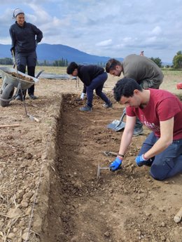 Estudiantes de la Universidad de Navarra, durante la campaña de sondeos en el yacimiento de Campo Real-Fillera