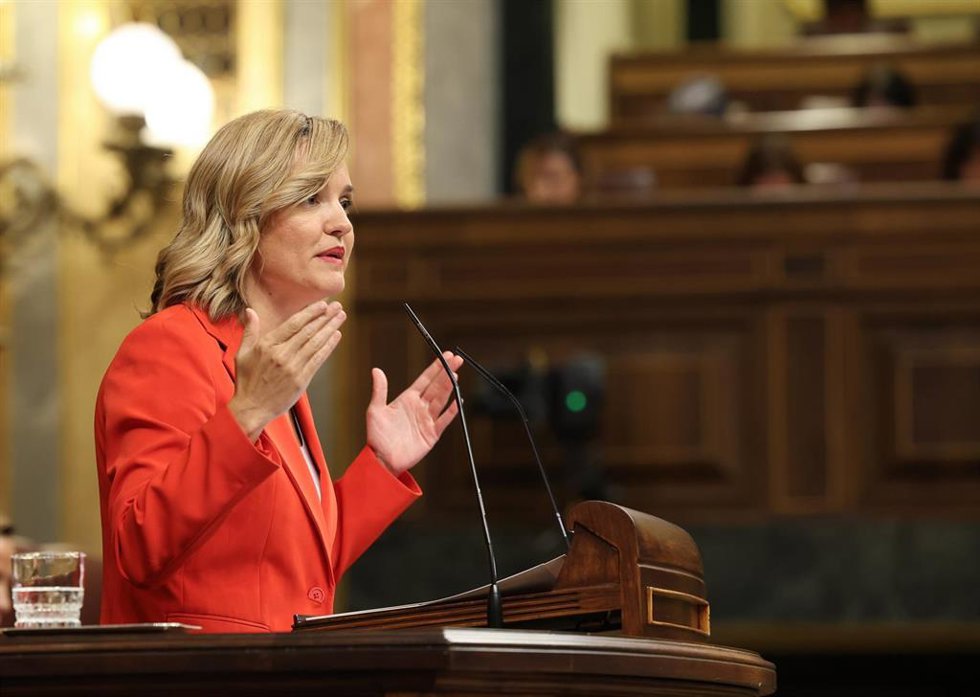 La portavoz del Gobierno, ministra de Educación y Formación Profesional y Deportes, Pilar Alegría, interviene durante una sesión plenaria, en el Congreso de los Diputados, a 25 de septiembre de 2024, en Madrid (España).