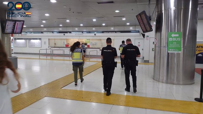 Agentes de la Policía Nacional en la estación Intermodal de Palma