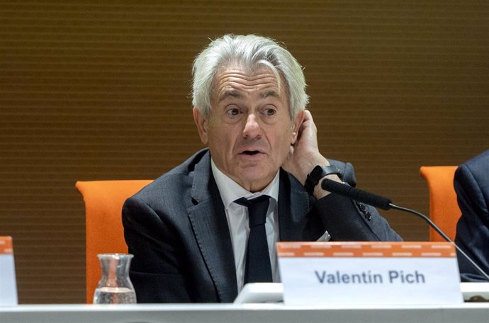 Archivo - El presidente del Consejo General de Economistas de España, Valentín Pich, durante una rueda de prensa, en Madrid (España).