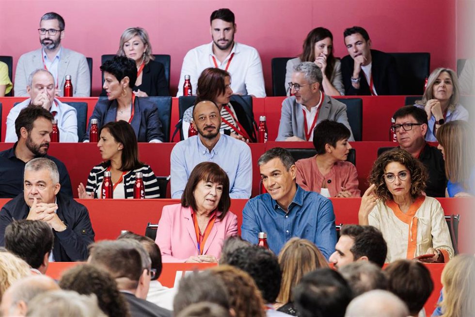 (I-D) El secretario de Organización del PSOE, Santos Cerdán; la presidenta del PSOE, Cristina Narbona, el presidente del Gobierno y Secretario General del PSOE, Pedro Sánchez, y la vicesecretaria general del PSOE, vicepresidenta primera del Gobierno y m